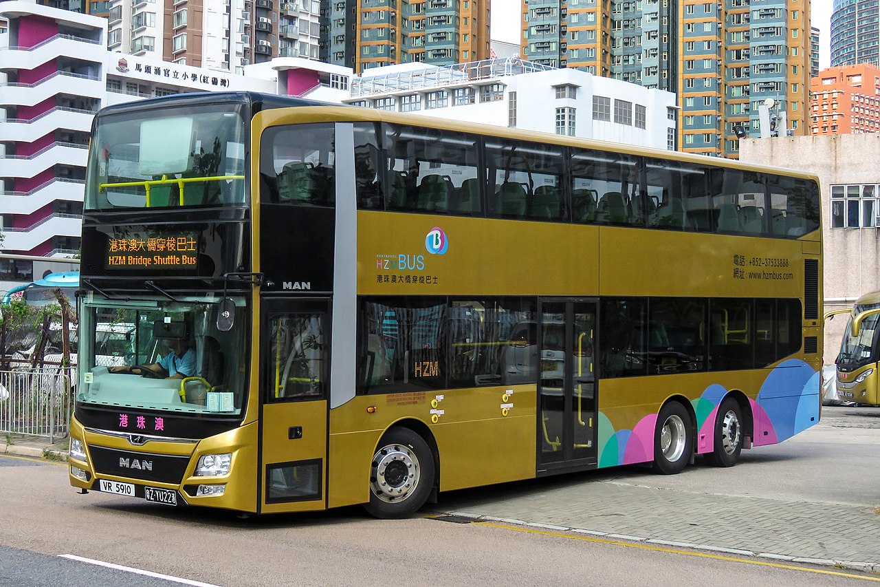 中央广播电视总台巴士成为第一辆驶上港珠澳大桥的大巴_央广网