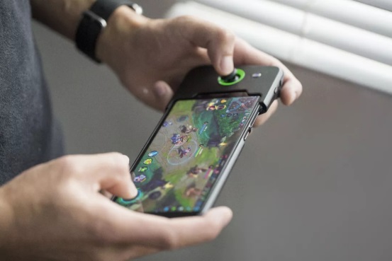 红魔VS黑鲨对比:游戏手机究竟是新物种还是噱